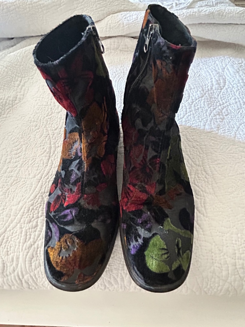 Made in SPAIN. AGENDA FLORAL Velvet boots. 9.5